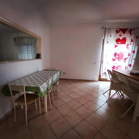 Roxy E Apartment