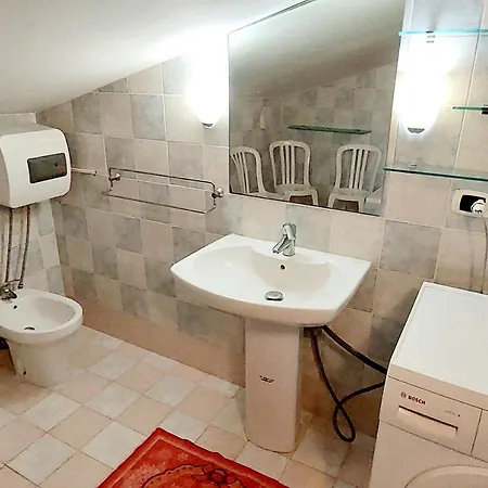 Roxy E Apartment